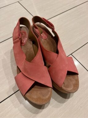 Clark’s Caslynn Shae Pink Suede Wedge Sandals